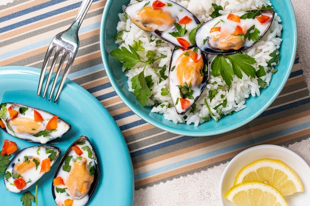 Vue de dessus des coquilles de moules avec du riz