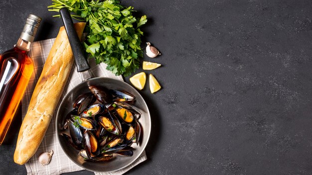 Vue de dessus des coquilles de moules sur une plaque