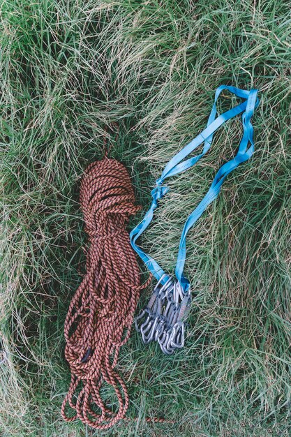 Vue de dessus de la corde et des mousquetons dans l&#39;herbe