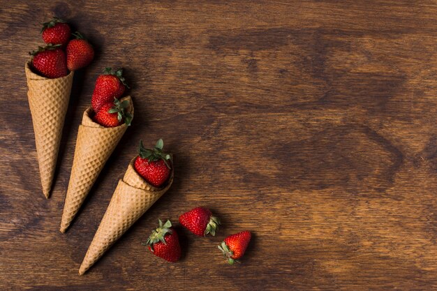 Vue de dessus des cornets de crème glacée aux fraises