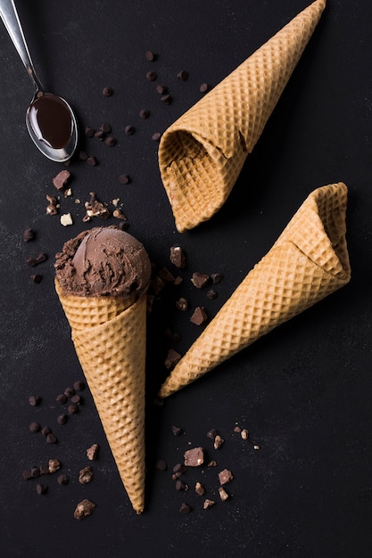 Vue de dessus des cornets de crème glacée faits maison avec du chocolat