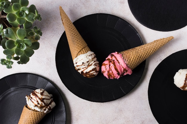 Vue de dessus des cornets de crème glacée avec une garniture différente