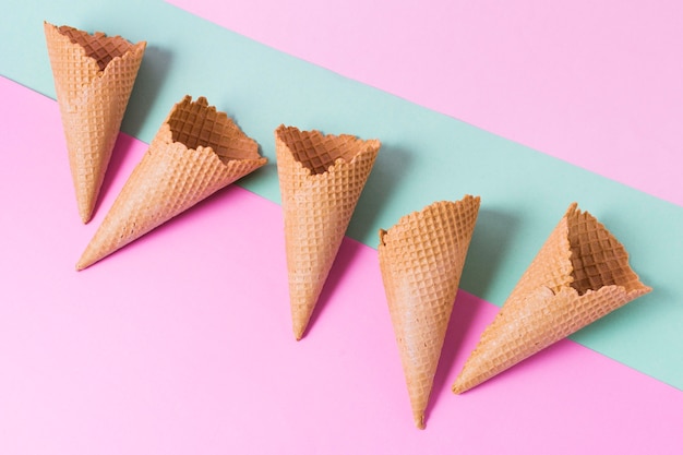 Vue de dessus des cornets de crème glacée sur la table