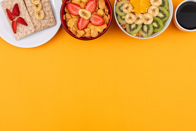 Vue de dessus des cornflakes aux fruits avec copie espace sur fond jaune horizontal