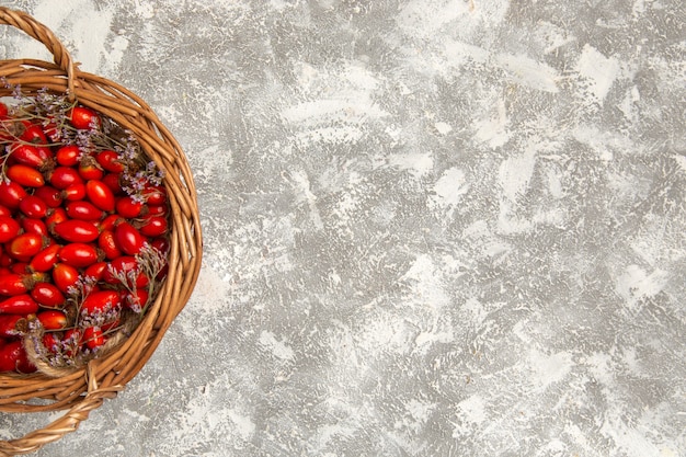 Vue de dessus cornouiller aigre frais à l'intérieur du panier sur le bureau blanc fruit berry vitamine aigre doux arbre plante sauvage