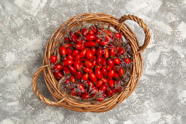 Vue de dessus cornouiller aigre frais à l'intérieur du panier sur la surface blanche fruits berry vitamine aigre doux arbre plante sauvage