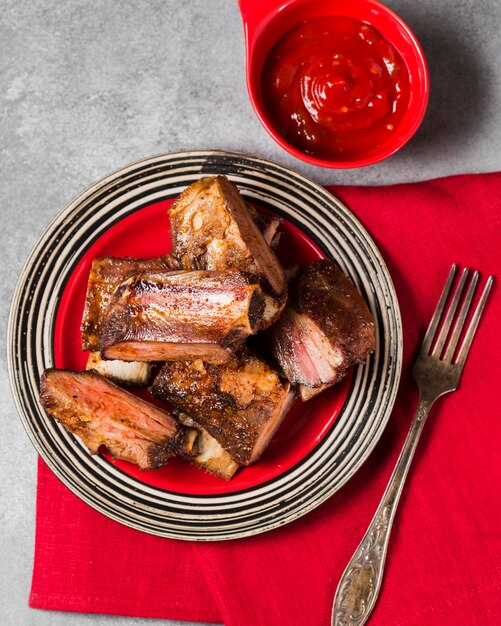 Vue de dessus des côtes sur assiette avec du ketchup