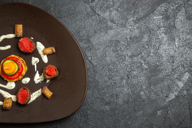 Vue de dessus des courges cuites repas conçu à l'intérieur de la plaque sur la surface grise