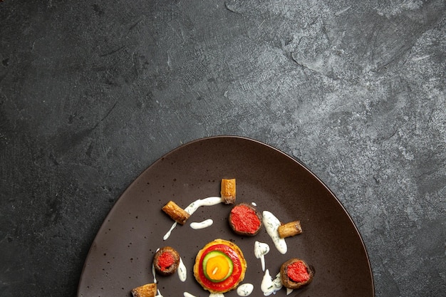 Photo gratuite vue de dessus des courges cuites repas conçu à l'intérieur de la plaque sur la surface grise