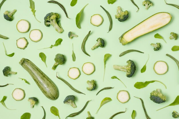 Vue de dessus des courgettes et des brocolis sur la table