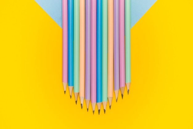 Vue de dessus des crayons de bureau colorés