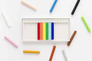 Photo gratuite vue de dessus des crayons de couleur sur le bureau