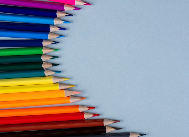 Vue de dessus des crayons de couleur disposés sur blanc avec copie espace