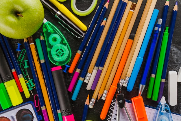 Vue de dessus des crayons et des fournitures scolaires