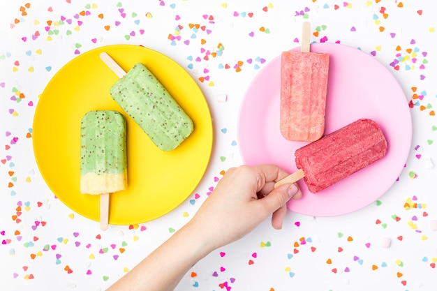 Photo gratuite vue de dessus de la crème glacée sur des assiettes