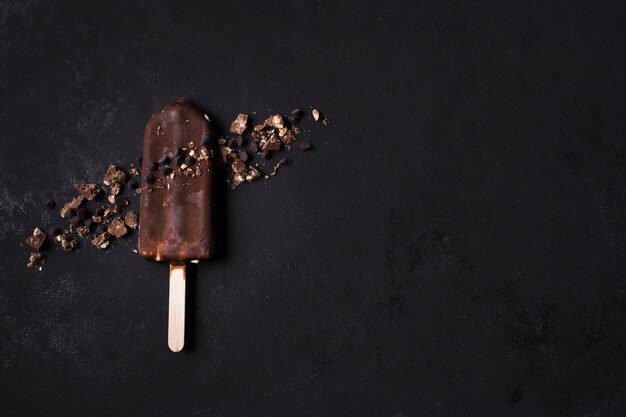 Vue de dessus de la crème glacée au chocolat sur la table