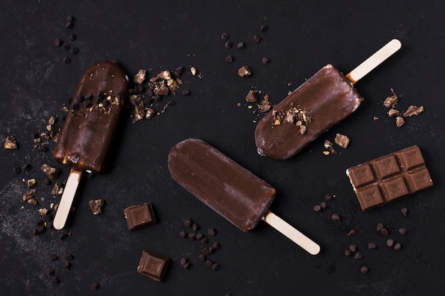 Vue de dessus de la crème glacée au chocolat sur la table