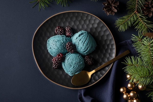 Vue de dessus de la crème glacée bleue sur la plaque