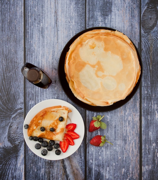 Vue de dessus des crêpes aux baies et sirop