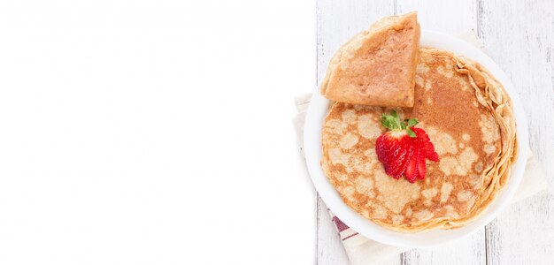 Vue de dessus des crêpes avec des fraises