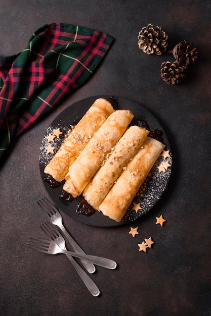 Photo gratuite vue de dessus des crêpes de noël avec des pommes de pin