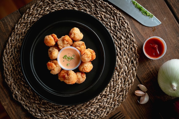 Vue de dessus des crevettes frites avec sauce au milieu de l'assiette