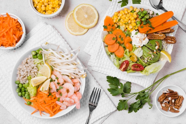 Vue de dessus de crevettes et de légumes sur des assiettes