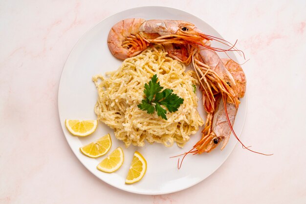 Vue de dessus des crevettes et des spaghettis