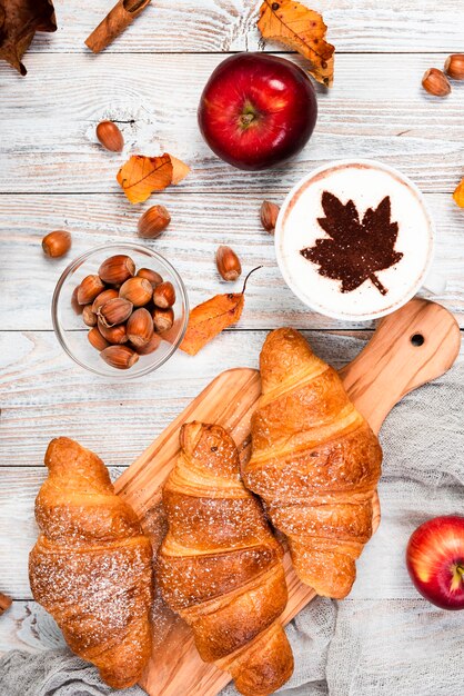 Vue de dessus des croissants et du café