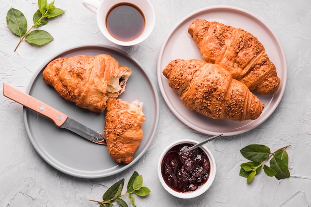 Vue de dessus des croissants frais sur la table avec de la confiture