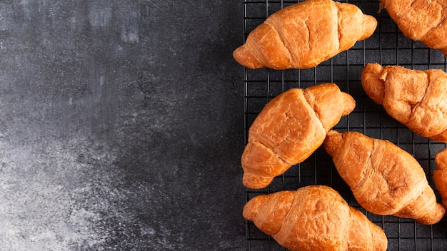 Photo gratuite vue de dessus croissants frais