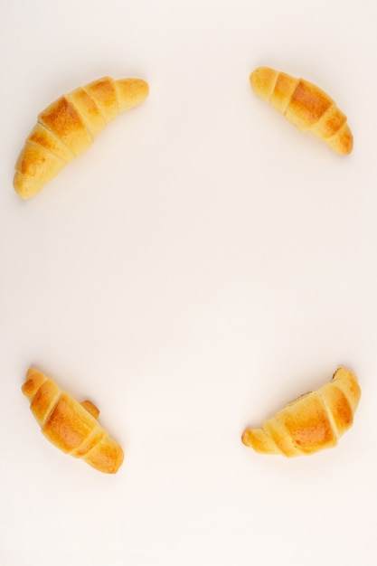 Vue de dessus croissants pâte délicieux délicieux isolé sur fond blanc