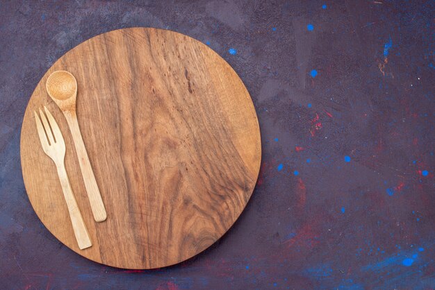 Vue de dessus cuillère fourchette en bois sur le bureau de couverts en bois bois surface sombre