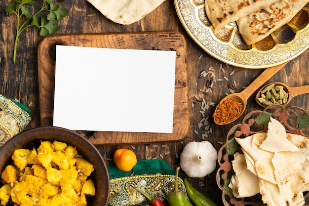 Vue de dessus de la cuisine indienne avec planche de bois