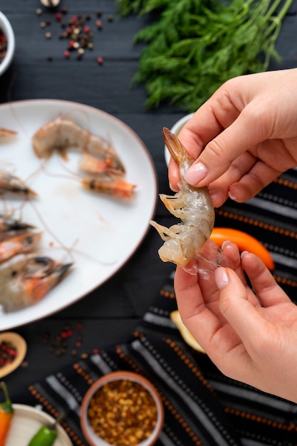 Vue de dessus cuisinier nettoyant les crevettes dans la cuisine