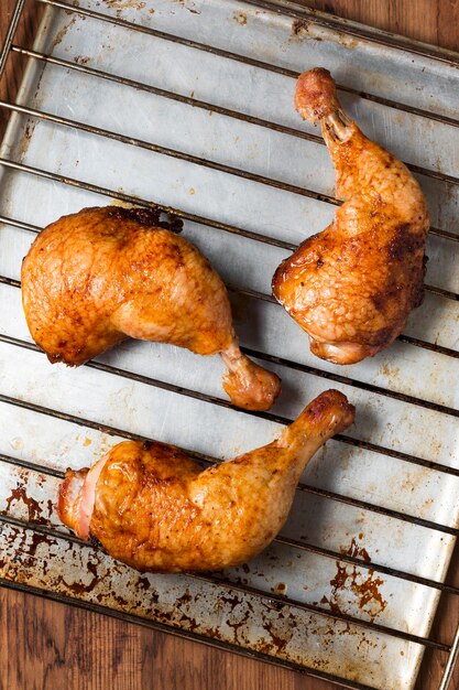 Vue de dessus cuisses de poulet sur plateau