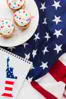 Photo gratuite vue de dessus des cupcakes avec drapeau américain et statue de la liberté