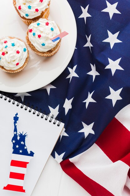 Vue de dessus des cupcakes avec drapeau américain et statue de la liberté