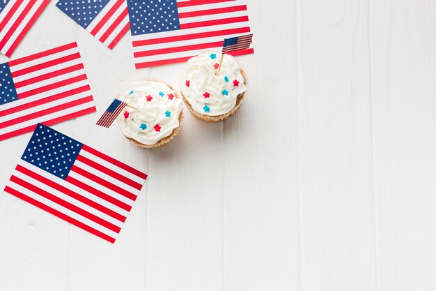 Vue de dessus des cupcakes avec espace copie et drapeaux américains