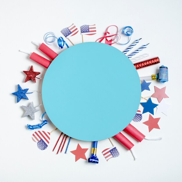 Vue de dessus décoration du jour de l'indépendance autour du cercle bleu