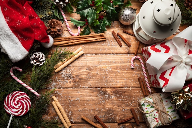 Vue De Dessus Des Décorations De Noël Avec Fond En Bois Photo gratuit