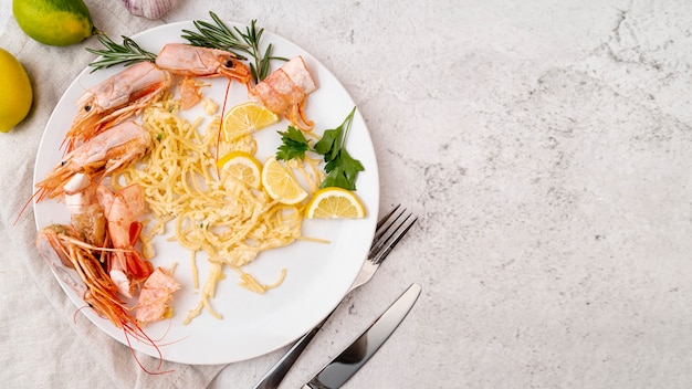 Vue de dessus de la délicieuse assiette de fruits de mer