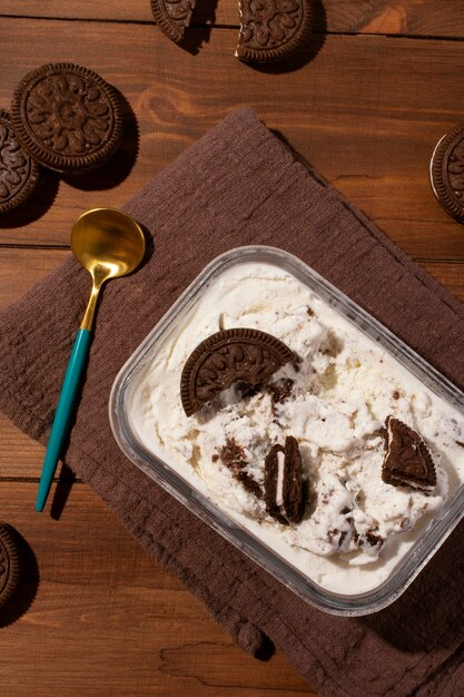 Vue de dessus délicieuse crème glacée avec des biscuits