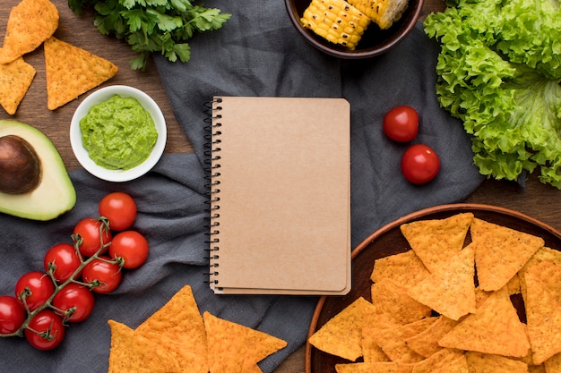 Photo gratuite vue de dessus de la délicieuse cuisine mexicaine avec des nachos au guacamole