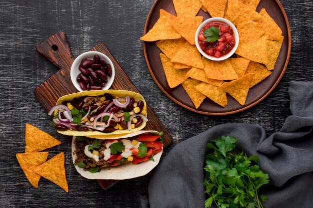 Vue de dessus de la délicieuse cuisine mexicaine avec des nachos