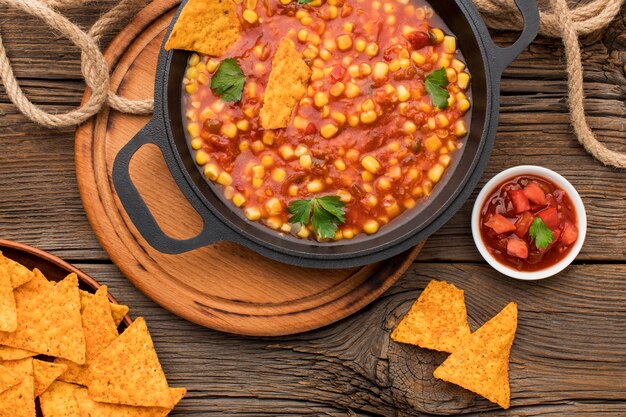 Vue de dessus de la délicieuse cuisine mexicaine avec des nachos