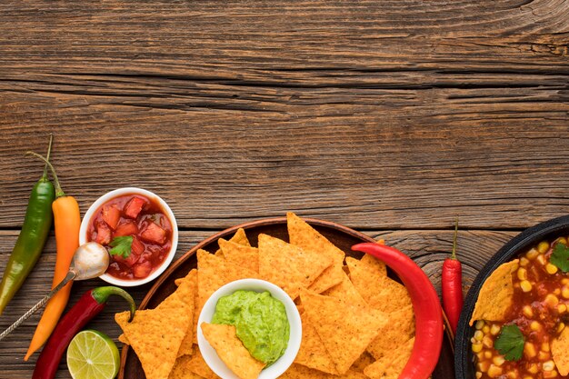 Vue de dessus de la délicieuse cuisine mexicaine avec des nachos