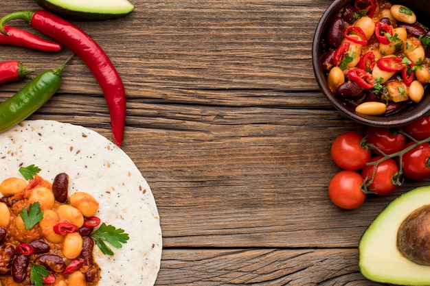 Photo gratuite vue de dessus de la délicieuse cuisine mexicaine prête à être servie