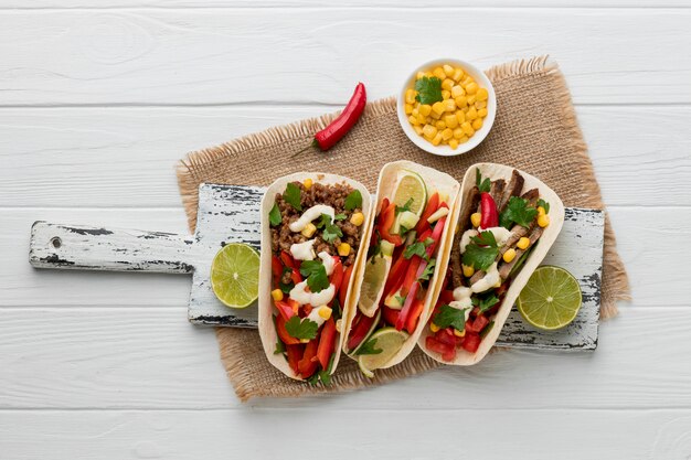 Vue de dessus de la délicieuse cuisine mexicaine avec de la viande et du persil