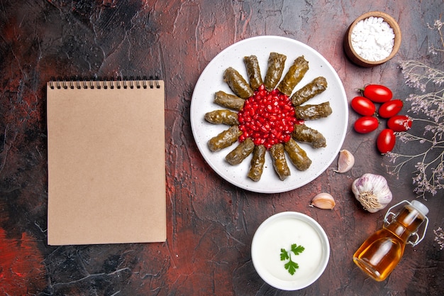 Vue de dessus de la délicieuse feuille de dolma avec du yaourt sur une surface sombre